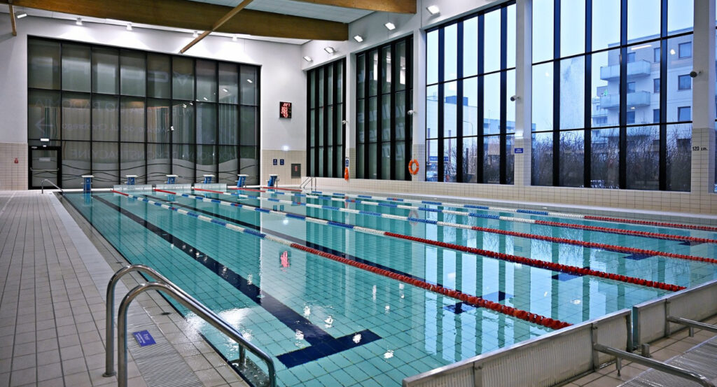 Nowoczesne wnętrze pływalni na warszawskiej Woli z wydzielonymi torami do nauki pływania – miejsce zajęć szkoły Pływająca Koala.
